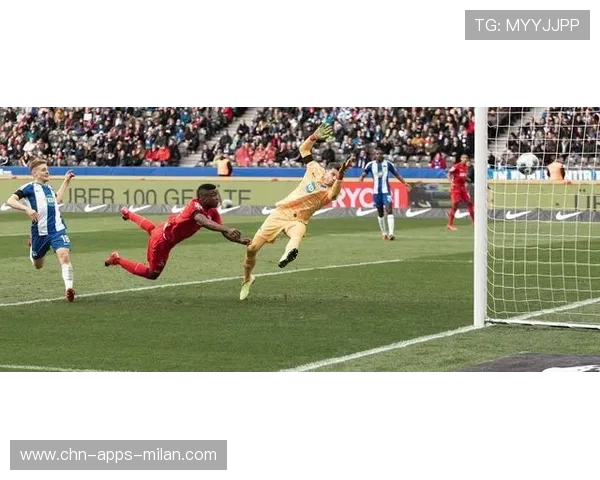 拜仁格雷茨卡冲刺中爆射完成绝佳破门