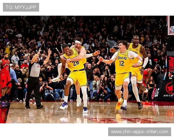 八村塁篮板空切得分，湖人锋线稳定输出